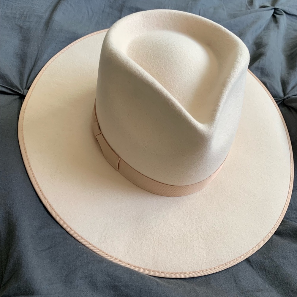 Lack of colour ivory rancher hat.